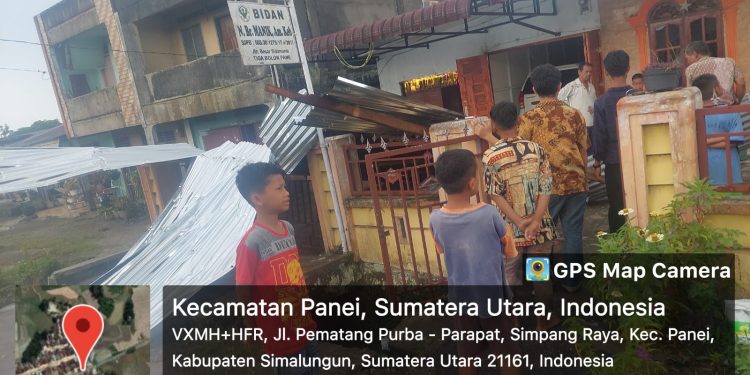 Angin puting beliung terjang rumah penduduk di Kabupaten Simalungun, Provinsi Sumatera Utara pada hari Minggu, (14/5), pukul 14.30 WIB.