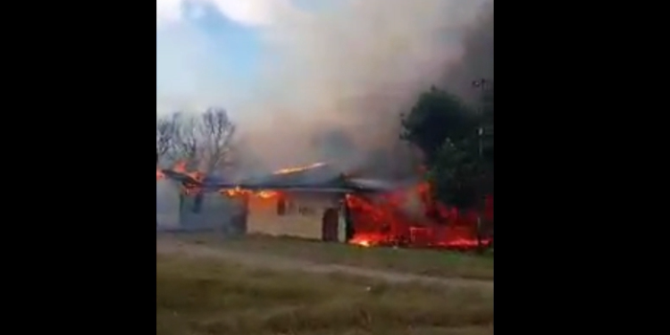 Sejumlah bangunan bekas pabrik pengolahan kayu mlik PT Jayanti Group di Desa Kamal, Kabupaten Seram Barat Maluku terbakar, Minggu (28/5/2023) sekira pukul 15.00 WIT. (Foto: akun facebook Seram Bagian Barat Berbenah)