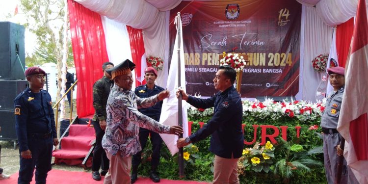 Kirab Pemilu ini ditandai penyerahan bendera Kirab Pemilu 2024 dari Ketua KPUD Provinsi Maluku kepada Komisi Pemilihan Umum (KPU) Kabupaten Buru, Sabtu (27/05/2023). Foto: Asih