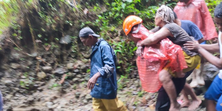 Kondisi Tubuh Lemas, Nenek Oncole Terpaksa Dibopong oleh Petugas SAR Ambon ke rumahnya di Dusun Masisi Desa Hative Besar, Kecamatan Teluk Ambon, Selasa 30 Mei 2023. (Foto: Humas Kantor SAR Ambon)