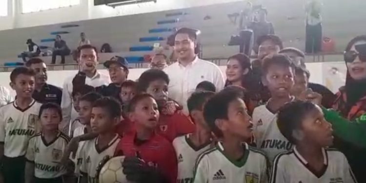 Menteri Pemuda dan Olahraga (Menpora), Dito Ariotedjo, bersama para atlit cabang olahraga di gedung Sport Hall Karang Panjang, Kota Ambon, Minggu (14/5/2023).