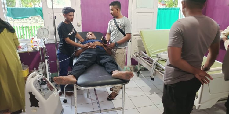 Samaun Bugis (54), korban penganiyaan tengah dirawat di Puskesmas Geser. (Foto: Humas Polres SBT)