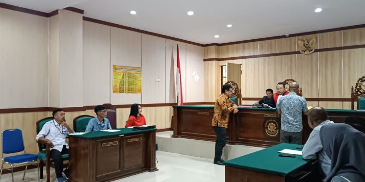 Suasana Persidangan Perdana Pra Peradilan di Pengadilan Soasio Maluku Utara, diajukan oleh 2 (dua) anggota oleh Masyarakat Adat Tobelo Dalam (O Hongana Manyawa), yang bernama Samuel Baikole dan Alen Baikole, Selasa, (2/5/2023).