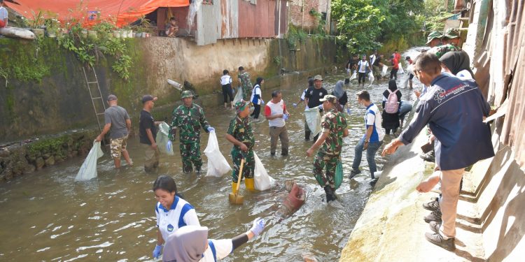 Personil TNI Gabungan dan Warga Gotong Royong Bersihkan Sungai di Ambon. Foto: Pendam16 Pattimura