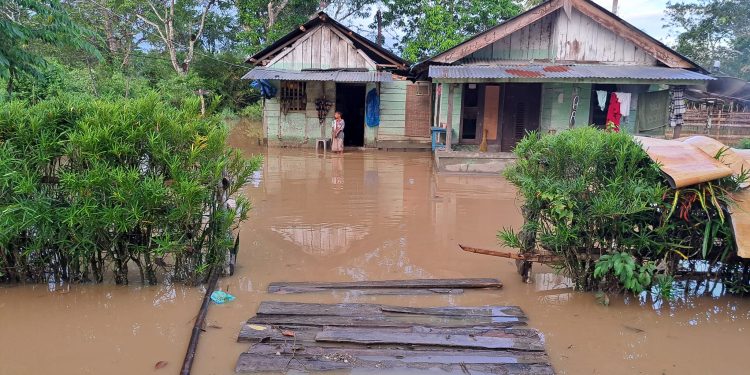 Kondisi Permukiman Warga Desa Waelaman, Kecamatan Waelata saat terendam banjir sejak Selasa (30/5/2023) lalu.  Foto diambil dari akun facebook Erdis Ruspiandani.
