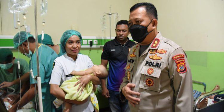 Kepala Kepolisian Daerah Maluku, Irjen Pol Drs. Lotharia Latif, sat meninjau pasien anak yang mengikuti operasi bibir sumbing di Rumah Sakit Tingkat II Bhayangkara, Kota Ambon, Sabtu (24/6/2022). Foto: Humas Polda Maluku