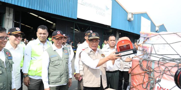 Kepala BNPB Letjen TNI Suharyanto S.Sos., M.M., bersama Menko PMK Muhadjir Effendy memeriksa barang bantuan kemanusiaan yang akan dikirim ke Myanmar dari Terminal Cargo, Bandara Internasional Soekarno-Hatta, Tangerang, Banten, Senin (26/6).