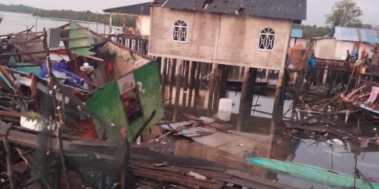 Ratusan rumah warga di permukiman nelayan di Kelurahan Kasu, rusak diterjang angin puting beliung, Sabtu (24/6). Foto: BPBD Riau