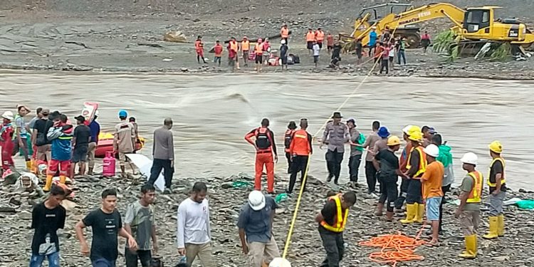 Proses evakuasi pekerja proyek bendungan Wae Apo.  terlihat puluhan pekerja terjebak setelah banjir menerjang proyek tersebut. (Foto: Humas Polres Buru)