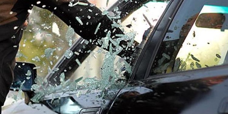 ilustrasi pelaku pecahkan kaca mobil