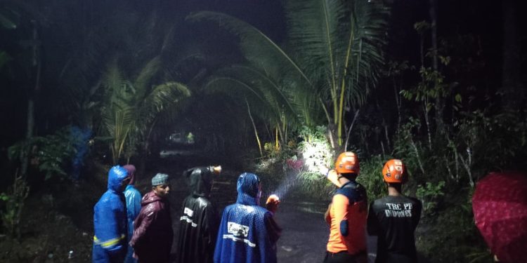 Alat berat dikerahkan dalam penanganan darurat pembukaan jalan di KM59 jalur piket nol Lumajang-Malang, Sabtu (8/7).
Sumber foto : BPBD Kabupaten Lumajang