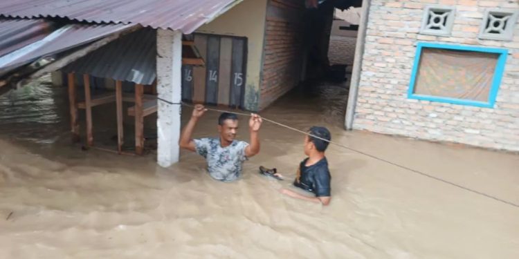 Kondisi banjir yang mlanda sejumlah titik di Kota Padang, salah satunya dikomplek Arai Pinang, Kota Padang. (14/7). Foto: BPBD Provinsi Sumatra Barat