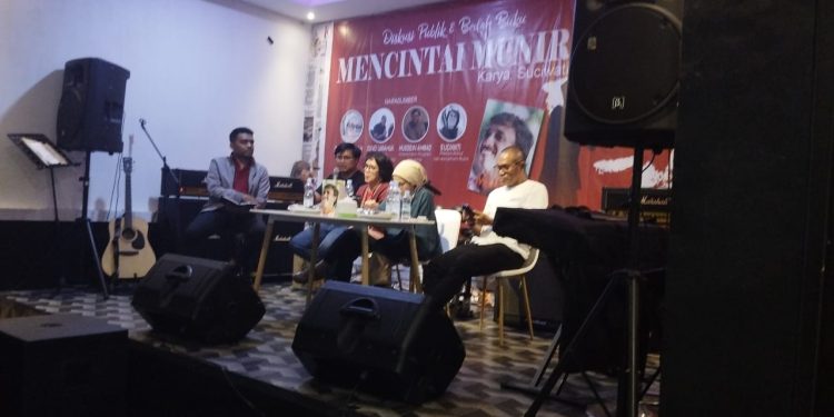 Narasumber diskusi dan bedah buku "Mencintai Munir" diantaranya: Suciwati (Penulis/Istri Munir Said Thalib); Hussein Ahmad (Peneliti Imparsial), Dino Umahuk (Ketua Bidang organisasi Pengurus Pusat JMSI) dan Rere Khairiyah (Ketua AJI Ambon).