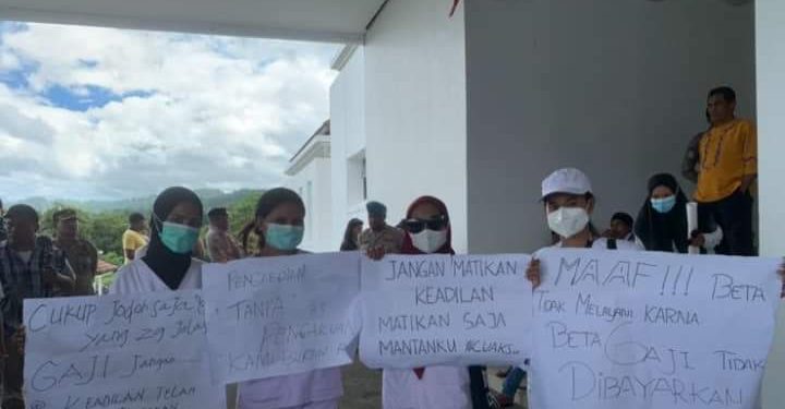 Aksi Unjuk rasa puluhan Puluhan honorer Tenaga Kesehatan (Nakes) di Kantor Bupati Kabupaten Seram Bagian Barat (SBB), di Piru, Kamis (13/7/2023). Foto: akun facebook Seram Bagian Barat Berbenah.