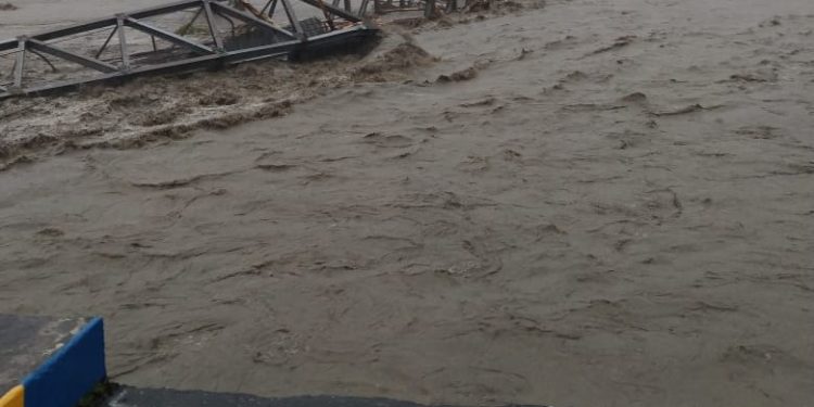 Kondisi Jembatan Kawanua yang putus akibat diterjang banjir di Kabupaten Maluku Tengah, Maluku, Senin (11/7). Sumber foto : BPBD Kabupaten Maluku Tengah