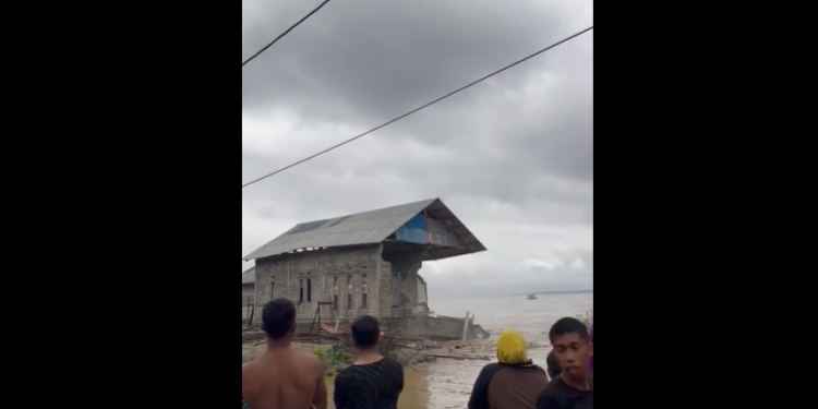 Sebuah rumah warga di Dusun Ketapang Desa Lokki tiba-tiba ambruk setelah diterjang bandang ditambah terjangan gelombang tinggi, Senin (10/7/2023).