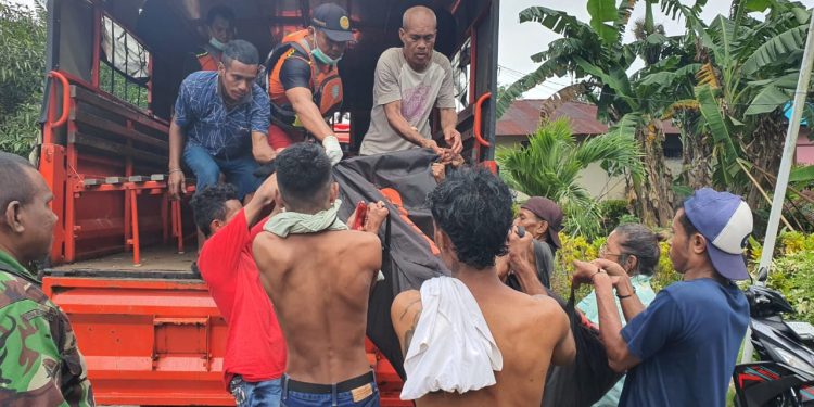 Keterangan : Proses Evakuasi Jasad ke Rumah Korban di Negeri Alang, Malteng, Maluku ( Foto. Tim SAR Ambon)
