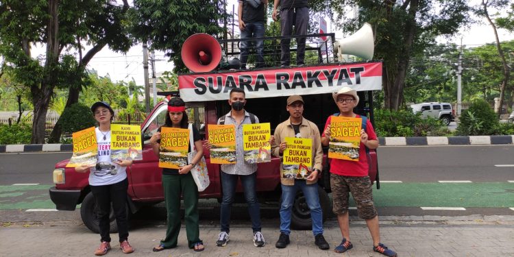 Aksi Koalisi gabungan Aliansi Masyarakat Peduli Wato-wato Halmahera Timur di Kantor KLHK di Manggala Bhakti, Jakarta, selasa (14/11/2023).