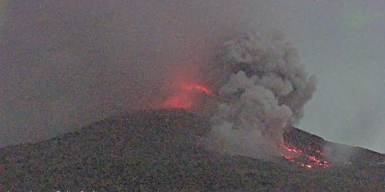 Foto:
Kondisi dari erupsi Gunung Marapi yang terjadi di wilayah Nagari Lasi, Kecamatan Canduang, Kabupaten Agam, Sumatera Barat, Minggu (3/12). Sumber: Pusdalops BPBD Kabupaten Agam