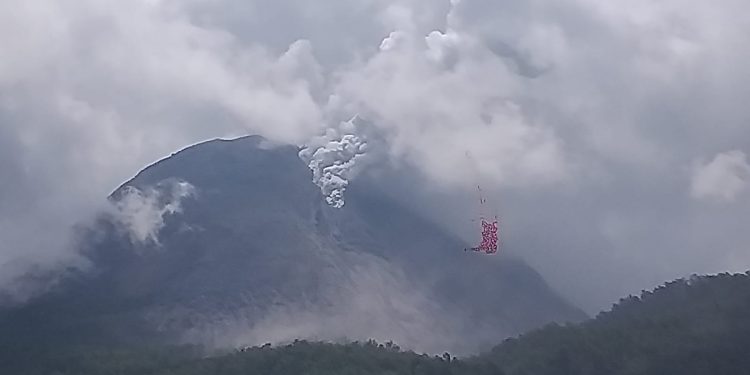 FOTO: Gunungapi Lewotobi Laki-Laki mengalami erupsi yang ditandai dengan adanya letusan abu vulkanik setinggi 1.000-1.500 meter dari kawah puncak pada hari ini, Sabtu (23/12).
Sumber: BPBD Kabupaten Flores Timur