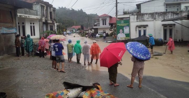 FOTO: Banjir menggenang di sebuah jalan raya di Kabupaten Kerinci, Provinsi Jambi, sejak Sabtu (30/12). Menyusul surutnya banjir pada hari ini (04/01), BPBD setempat mulai mendistribusikan bantuan ke warga terdampak. (Sumber foto: BPBD Kabupaten Kerinci)