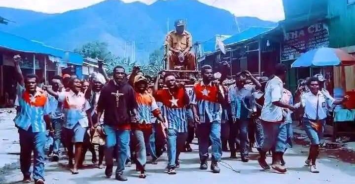 Siswa SMA Negeri 2 Dogiyai di Kabupaten Dogiyai, Provinsi Papua Tengah mengarak kepala sekolah mereka setelah menerima pengumuman kelulusan, Senin (6/5/2024). Foto: Postingan Facebook Aliansi Mahasiswa Papua-AMP