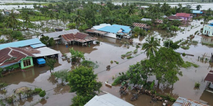 Foto Udara Banjir menggenangi beberapa rumah warga di Kabupaten Merauke pada Selasa (7/5).

Sumber Foto: BPBD Kabupaten Merauke