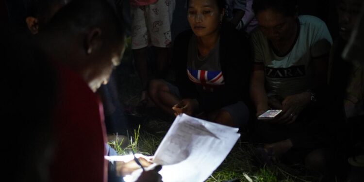 Keterangan : Aktivitas Pendataan warga  yang meninggalkan rumah karena erupsi gunung di Halmahera Barat ( Doc)