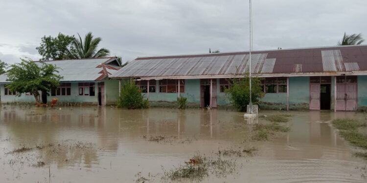 Keterangan Gambar : Halaman Sekolah Banjir, aktivita lumpuh (Foto Doc)