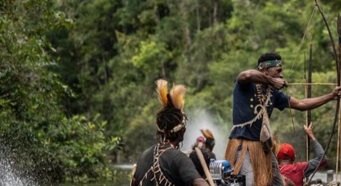 Aktivitas Pria Papua di Kawasan Sungai ( Foto Greenpeace)