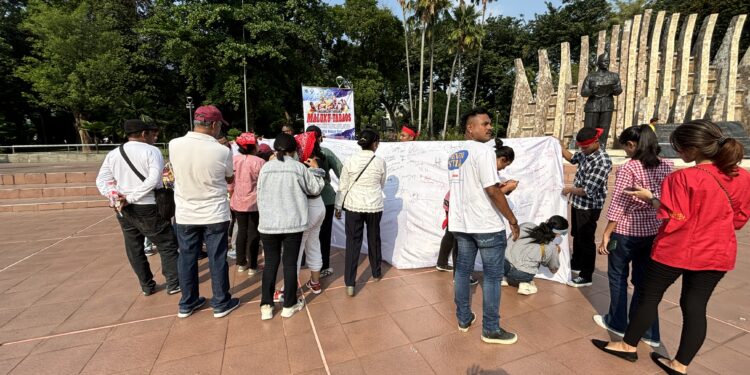 Ketgam: Suasana penandatangan petisi oleh masyarakat Maluku di kawasan tugu proklamasi, jakarta, sabtu (8/6/2024).