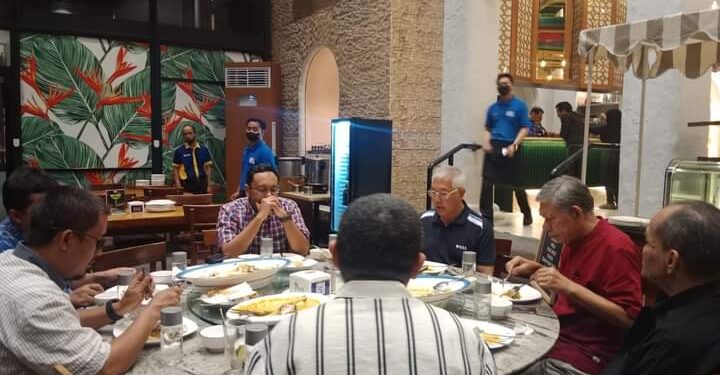 Keterangan Gambar : Bupati Aru saat makan bersama dengan Rektor IKOPIN. ( Foto Doc)