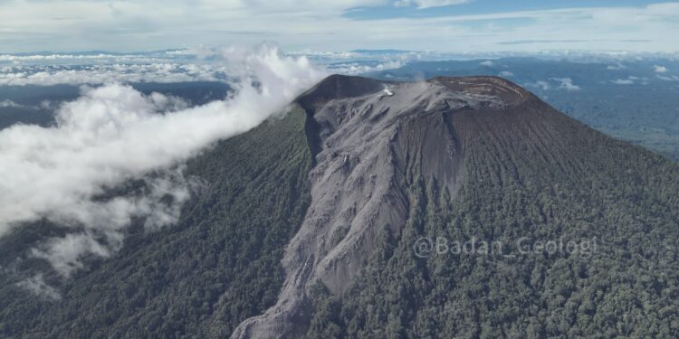 Keterangan Gambar : Kondisi Gunung Api Ibu  dan Tanda Tanda Erupsi (Foto Web)