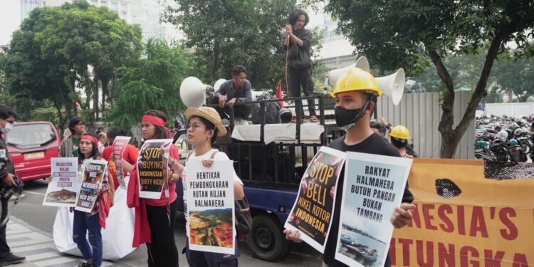 Aksi Unjuk rasa oleh Solidaritas Peduli Halmahera melibatkan berbagai elemen antara lain, Mahasiswa Halmahera Maluku Utara bersama Jaringan Advokasi Tambang (JATAM), Solidaritas Mahasiswa Melanesia, Enter Nusantara, Front Mahasiswa Nasional (FMN) dan Serikat Pemuda Nusa Tenggara Timur (SP-NTT) melakukan demonstrasi di depan kantor pusat PT Indonesia Weda Bay Industrial Park (IWIP) di Kuningan Jakarta Selatan, Kamis (1/8)