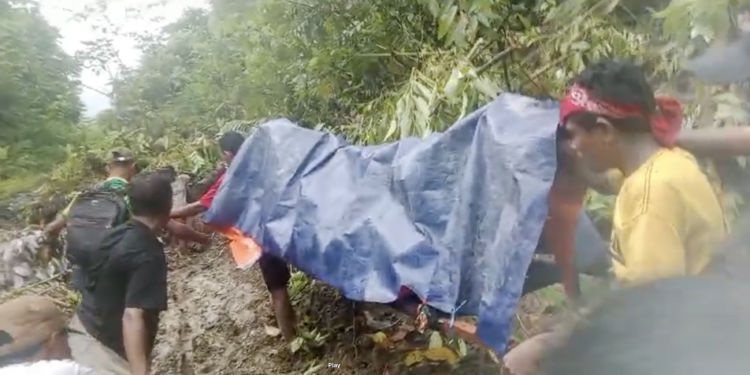 Imanuel Bitalessy. Pria lansia yang tinggal di Desa Huku, Kecamatan Elpaputih terpaksa ditandu ke Ibukota Kecamatan karena sakit. (Foto: Tangkapan gambar video)