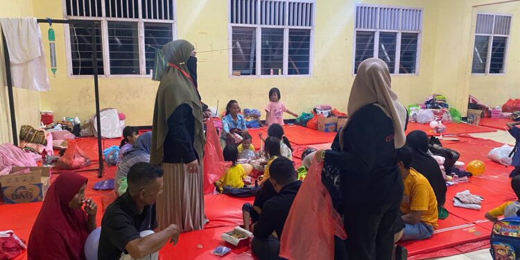 Suasana di Lokasi Pengungsian, Korban Banjir Bandang di Keluarahan Rua, Kota Ternate. ( Foto Iksan)