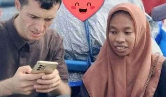 Foto: Pria WNA asal Turki, Mehmet Ozum alias Ahmed didampingi kekasihnya, Salmiati La Baa alias Wa Uta Perempuan asal Desa Wolio, Kecamatan Tabona, Kabupaten Pulau Taliabu, Maluku Utara.