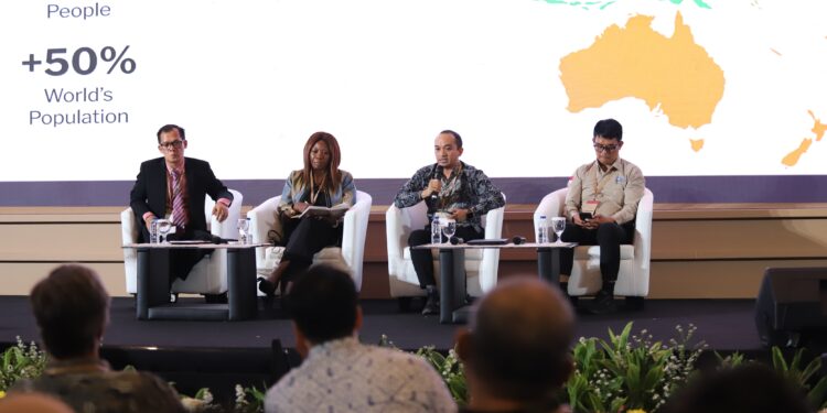 Perwakilan United Cities and Local Goverment (UCLG) Helmi Abidin (memegang mic) saat menjadi narasumber pada kegiatan Global Forum for Suistainable Resilience (GFSR) di JIEXPO Kemayoran, Jakarta Kamis (12/9).