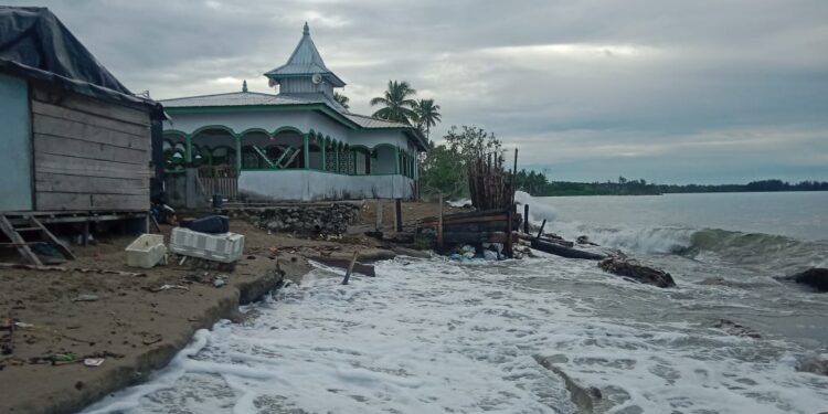 Keterangan Gambar : Abrasi di Pesisir Pantai Pasahari. Rumah Penduduk Terancam (Foto : Doc)