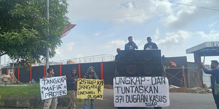 Keterangan Gambar : Front Pemuda Penyelamat Maluku Utara (FPPM-MU) menggelar aksi di depan Gedung Pengadilan Negeri Ternate. (Foto Iksan)