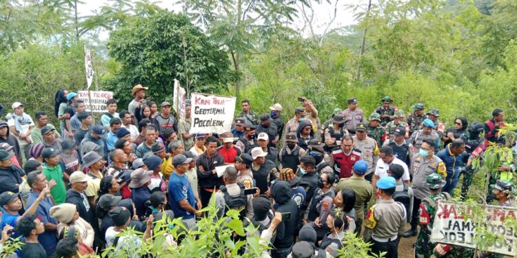 Keterangan Gambar: Suasana Bentrokan antara warga Poco Leok dengan Puluhan aparat keamanan dari TNI, Polri, dan Pol Pamong Praja, pada Rabu, 2 Oktober 2024. (Foto: Istimewa)