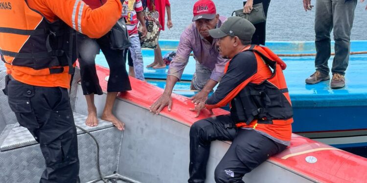 Ketgam: Operasi penyelamatan tim SAR gabungan terhdapa 27 penumpang speedboat mengalami kerusakan mesin dan terombang-ambing di perairan Selat Nerong, Kabupaten Maluku Tenggara, pada Selasa (8/10). (Foto: Kantor SAR Ambon)