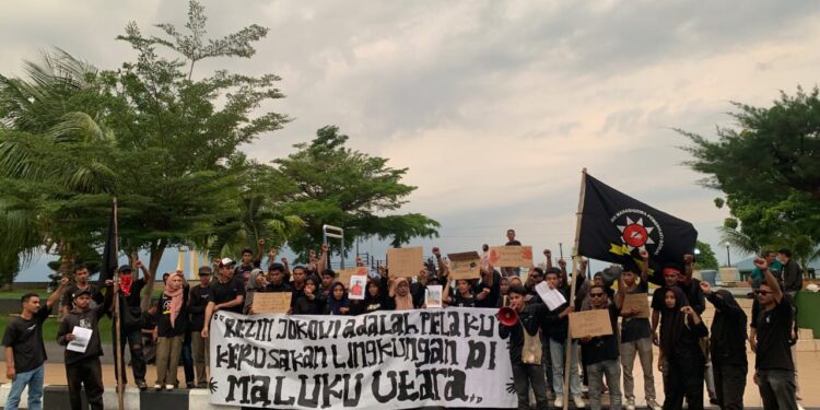 Keterangan gambar: Mahasiswa yang tergabung dalam Gerakan Mahasiswa Pemerhati Sosial (Gamhas) menggelar aksi demonstrasi di Taman Landmark Kota Ternate, Kamis, 10 Oktober 2024. (Foto: Iksan)