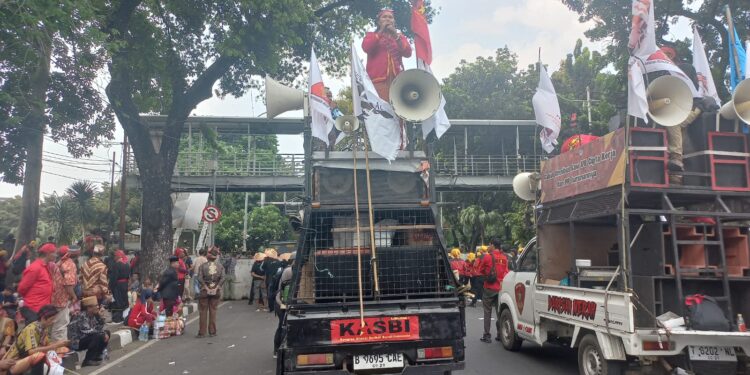 Keterangan gambar: Yulia Pihang, perempuan adat asal Desa Saolat, Wasile Selatan, saat berorasi di kawasan patung kuda, Jakarta, Jumat (11/10).