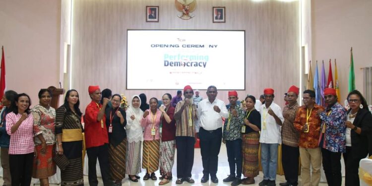 Keterangan gambar: Konferensi Internasional tentang demokrasi keseharian kalangan warga rentan, dalam The International Conference and Consolidation on Indigenous Religions (ICIR) ke-6 2024. Kegiatan ini   berlangsung di Institut Agama Kristen Negeri (IAKN) Ambon, Rabu (23/10/2024). Sumber foto: Matoke Naunue Matoke