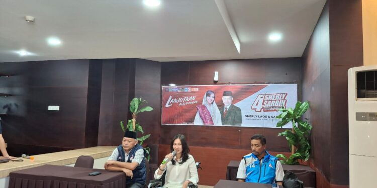 Ketgam: Sherly Tjoanda,  dalam konferensi pers di lantai 4 Bela Hotel Ternate, pada Kamis, 24 Oktober 2024 kemarin bersama calon Wakil Gubernur, Sarbin Sehe dan Ketua Tim Koalisi Partai, Rahmi Husen, memutuskan untuk melanjutkan perjuangan Mendiang Benny Laos. (Foto: Irsan)