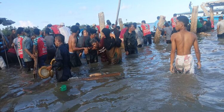 Ketgam: Suasana pasca Jembatan di dermaga Pulau Hatta ambruk, Selasa (30/10). Foto: Istimewa