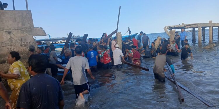 Ketgam: Suasana pasca Jembatan di dermaga Pulau Hatta ambruk, Selasa (30/10). Foto: Istimewa