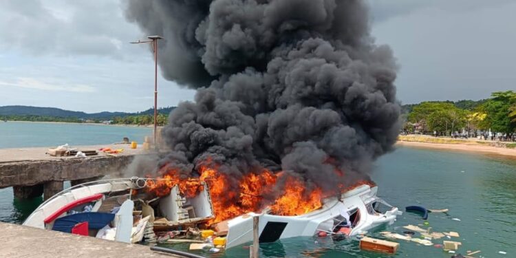 Ketgam: Speeadboat Bella 72 milik Mendiag Benny Laos yang terbakar di dermana di Pelabuhan Bobong, Kabupaten Taliabu, Kamis, 12 Oktober 2024