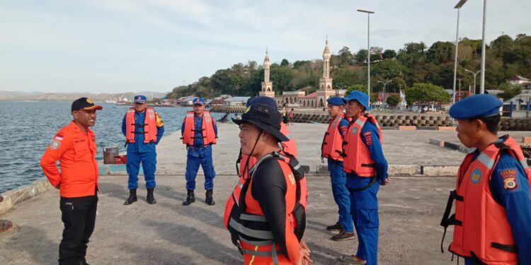 Keterangan Gambar : Anggota Polair sementara bersiap untuk melakukan pencarian korban (Foto Doc)